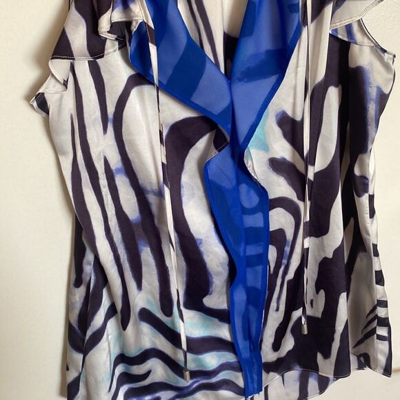 TAHARI- silk like sleeveless blouse- Size Small - Picture 4 of 9
